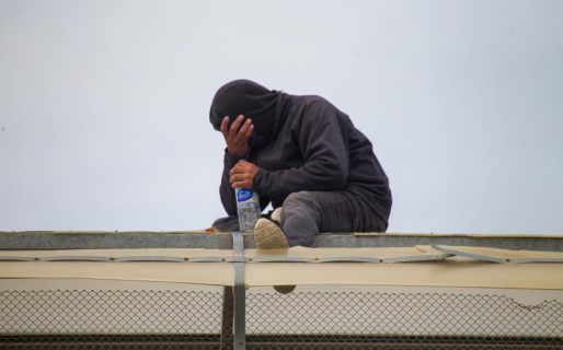 Dramático rescate: un joven trepó a un puente en Zona Norte por falta de trabajo