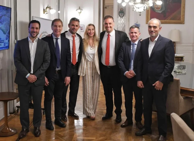 La mesa política del Gobierno se reúne hoy en Casa Rosada para definir el envío de 10 leyes al Congreso