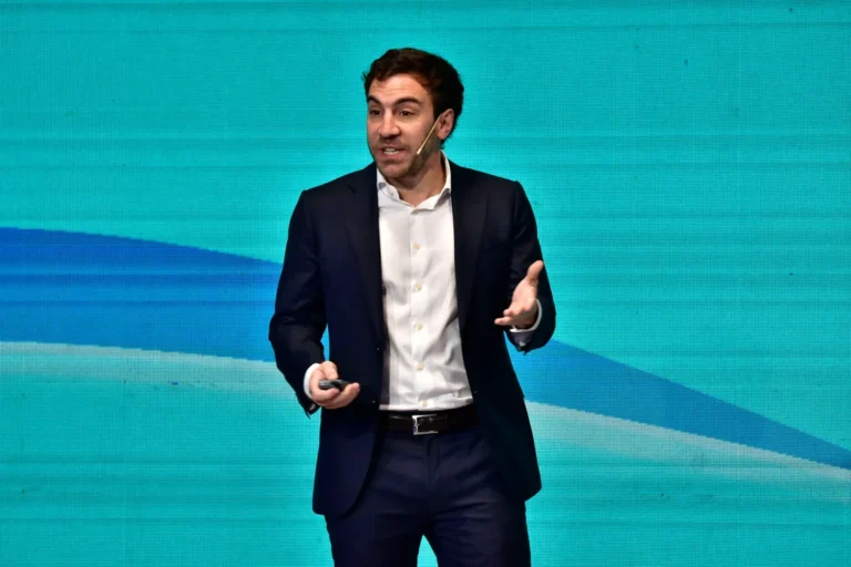 El economista Santiago Bulat analiza la «gran oportunidad» de Argentina ante la guerra en Medio Oriente