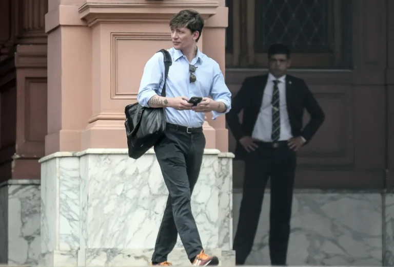 ¡Imperium sine fine! Santiago Caputo lanzó un desafiante mensaje en latín tras el fallo de YPF: «Imperio sin fin»