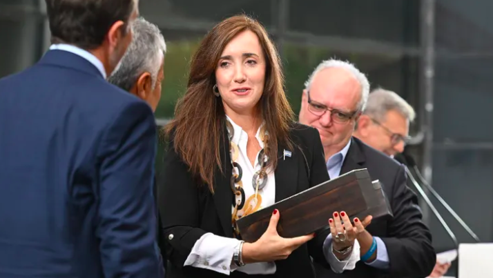 ¡Escándalo en la Vendimia! A Villarruel le regalaron un vino de La Rioja y la excluyeron de la foto oficial en Mendoza