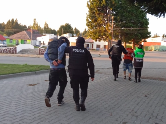 ¡Locura en Río Pico! Borracho entró con su auto al patio de una casa y después atacó la comisaría a piedrazos