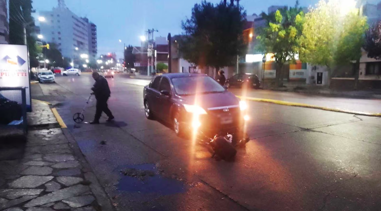 Impactante choque en Trelew: un ciclista fue atropellado y hospitalizado