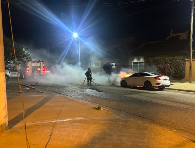 ¡Terror en Trelew! Incendiaron un auto a la madrugada y hallaron una botella con combustible: investigan ataque intencional