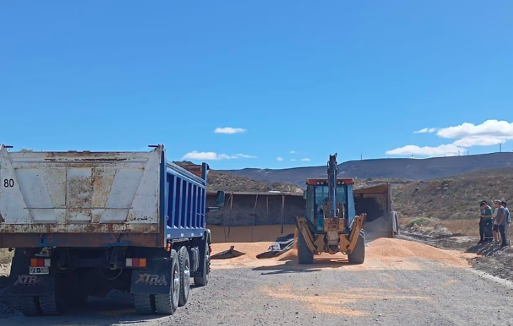 ¡Susto en Comodoro! Un acoplado se desprendió de un camión y volcó en la zona sur, dejando el tráiler atravesado en la calle