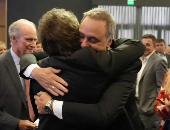 Javier Milei respaldó a Adorni con un fuerte abrazo tras el escándalo por el viaje de su esposa