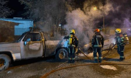 Rawson: Dos vehículos se quemaron frente a una vivienda en el barrio 490 Sur y la policía investiga las causas