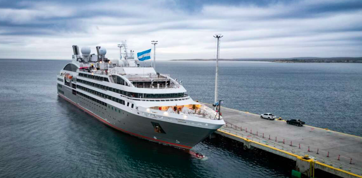 ¡Lujo francés en Madryn! El crucero Le Boreal llegó a Chubut con 160 pasajeros en la recta final de la temporada