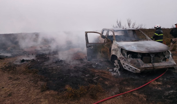 ¡Misterio en la ruta! Apareció una camioneta robada completamente incendiada a 15 km de Trelew