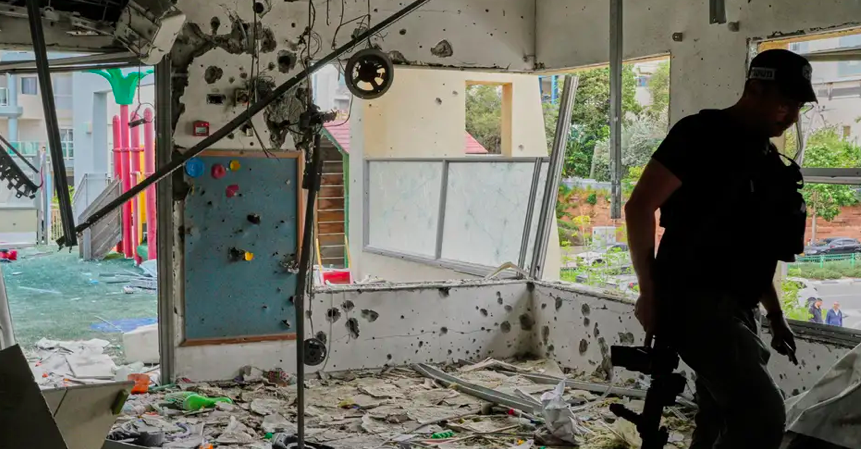 Un misil iraní impactó en Dimona, Israel: 39 heridos y un edificio colapsado