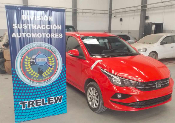 ¡Escándalo en Trelew! Detienen a un hombre de Madryn con un auto «mellizo»: patentes truchas y chasis adulterado