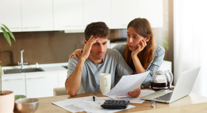 ¡Alarma social! 6 de cada 10 hogares argentinos se endeuda para subsistir y la mayoría no llega a fin de mes