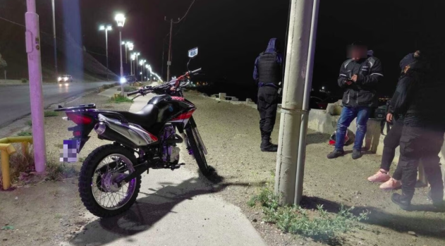 ¡Susto en la ruta! Una moto despistó en Comodoro tras pinchar una cubierta: la acompañante sufrió golpes pero no fue internada