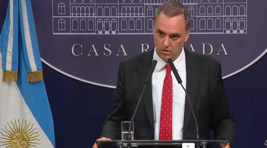 Manuel Adorni anunció reformas para ley de expropiaciones y desalojo de okupas