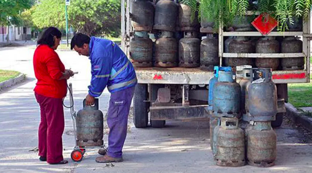 ¡Plan Calor en Trelew! El municipio asiste a miles de familias sin gas con bonos, leña y nylon ante el frío