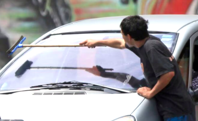 ¡Histórico en Comodoro! Prohíben a los limpiavidrios en los semáforos para evitar accidentes y violencia