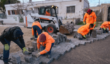 ¡Rawson produce 2.000 adoquines por día y apuesta a duplicar! La fábrica municipal es única en el país