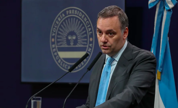 ¡La PSA allanó la TV Pública! Investigan si los contratos de Marcelo Grandío fueron una dádiva por el viaje de Adorni