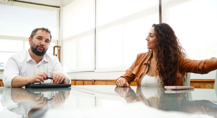 ¡Camarones se transforma! La Provincia financiará una cisterna de 500.000 litros, césped sintético y viviendas tuteladas