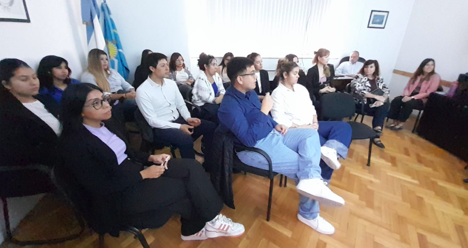 Futuros abogados en acción: estudiantes de la UNPSJB vuelven a fiscalía para aprender el arte de resolver conflictos sin juicio