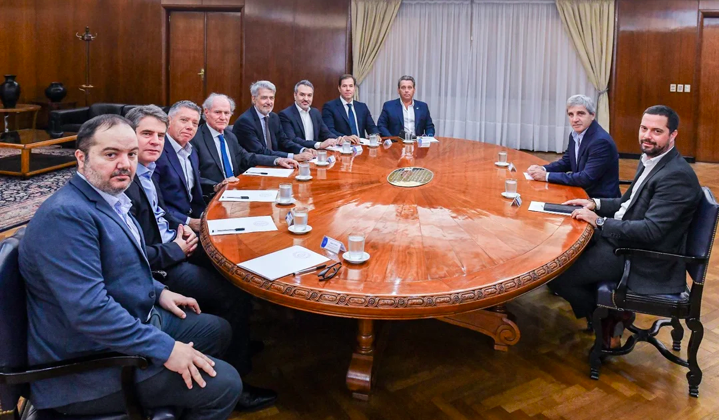 Caputo recibió a los supermercadistas y ahora los intendentes están en la mira: “Las tasas municipales son un disparate”