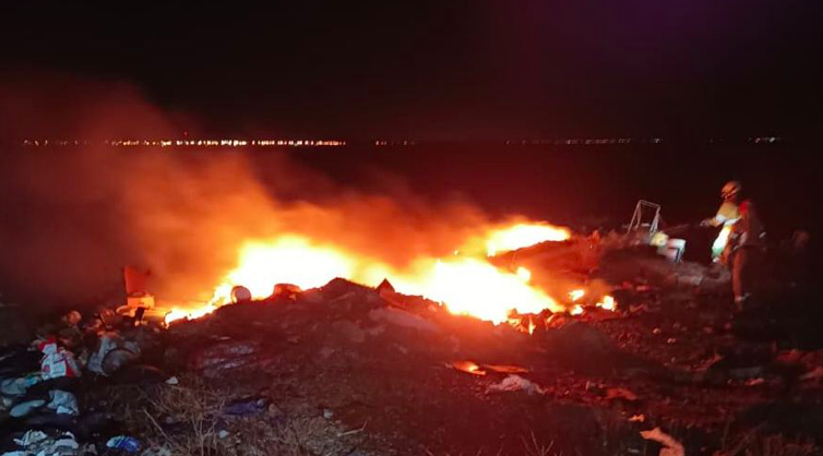 Llamas al borde de la ruta: Bomberos de Rawson evitaron que un incendio de basura se descontrole en la Ruta 1
