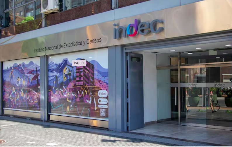 La dotación de empleados públicos en Argentina bajó 7% interanual en febrero según el INDEC