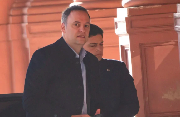 El departamento de Caballito que complica a Adorni: oposición amplió la denuncia y pide que declaren las jubiladas que le prestaron 200 mil dólares