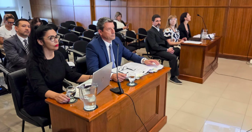 El beso en la cárcel que conmocionó a Chubut: la jueza destituida por su encuentro con un preso perpetuo busca volver al tribunal