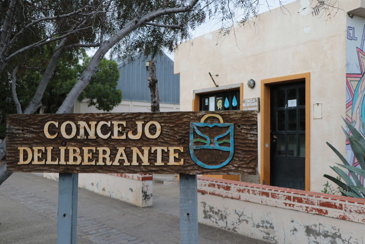 Escándalo en Puerto Pirámides: Concejales se aumentan la dieta un 60% en plena crisis y austeridad