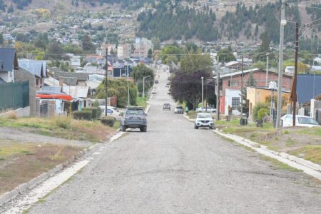 Esquel: El plan de cordón cuneta de Taccetta completó otras cuatro cuadras en la calle Darwin