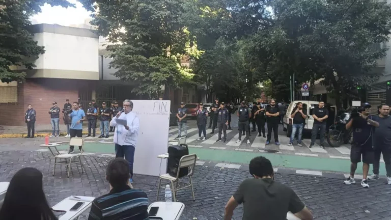 Docentes y alumnos de la UBA realizan clases públicas frente a la casa de Manuel Adorni por la crisis universitaria