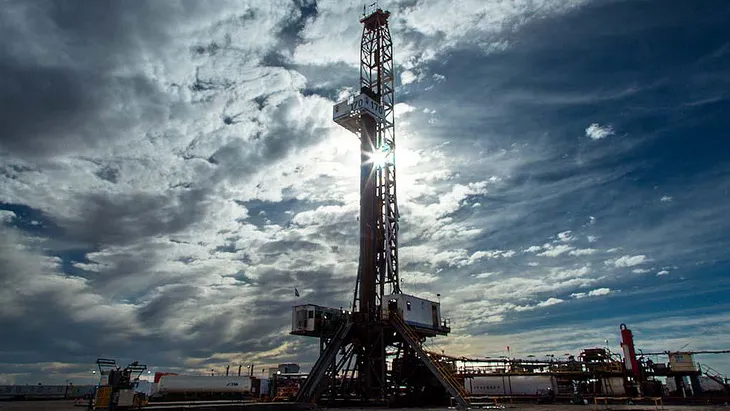 El impacto de la guerra en Medio Oriente en el mercado energético de Argentina: ¿Cómo afecta el precio del petróleo y el gas a Vaca Muerta en 2026?