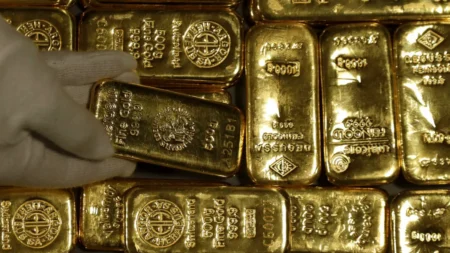El precio del oro cae casi US$ 1.000 desde sus máximos por la guerra en Irán