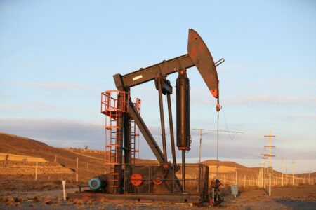 La guerra en Irán dispara el barril de petróleo: El impacto en los combustibles en Argentina y las medidas en otros países