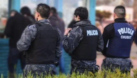 Policías de Chubut acordaron un aumento del 3% y el pase de sumas no bonificables al básico: Habrá una nueva reunión en abril