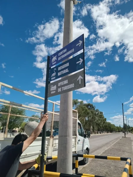 Trelew instaló nueva cartelería en puntos estratégicos para fortalecer su corredor turístico