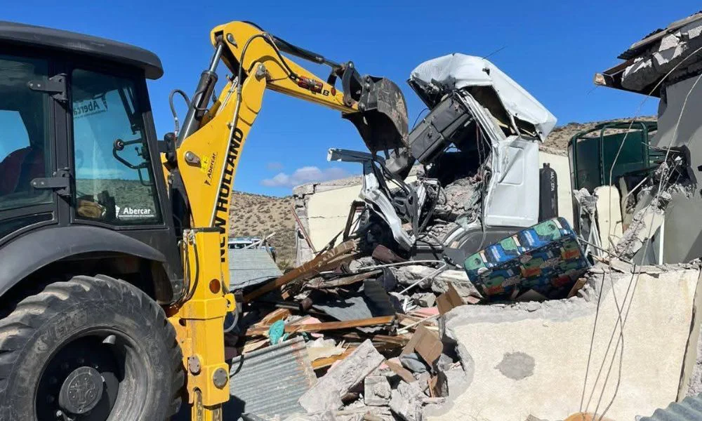 Un camionero de Dolavon murió en Ruta 25 tras volcar e incrustar su camión en una casa rural entre Paso de Indios y Los Altares