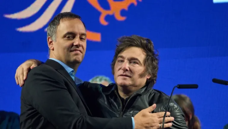 Una encuesta revela que el 70% de los consultados cree que Manuel Adorni «es corrupto»: Ya impacta en la imagen de Milei