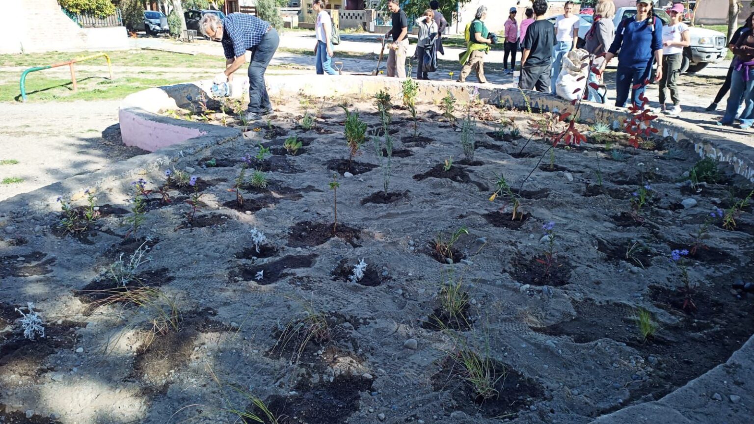 Esquel: Exitosa jornada de capacitación en Xerojardinería con más de 70 participantes