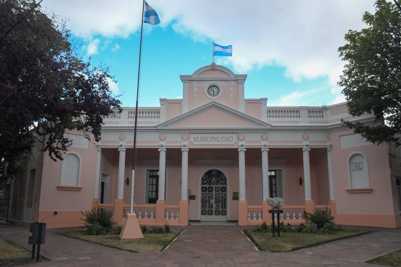 Esquel: La municipalidad avanza con la puesta en valor de su fachada histórica