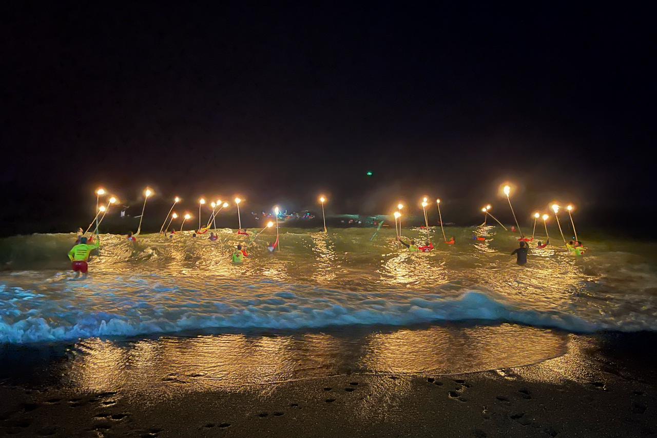 Con la segunda edición de la antorchada, el cuerpo estable de guardavidas despidió la temporada en Playa Unión