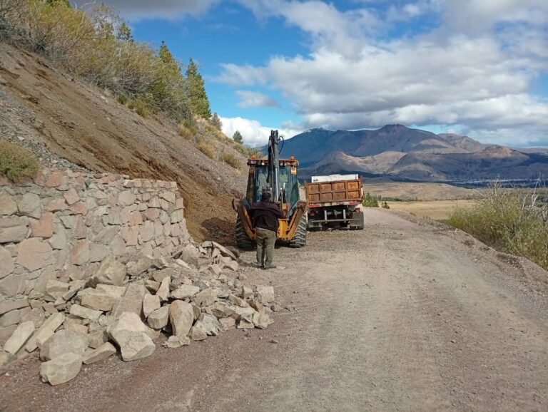 Vialidad Provincial trabaja en el acceso a La Hoya tras un derrumbe por lluvias