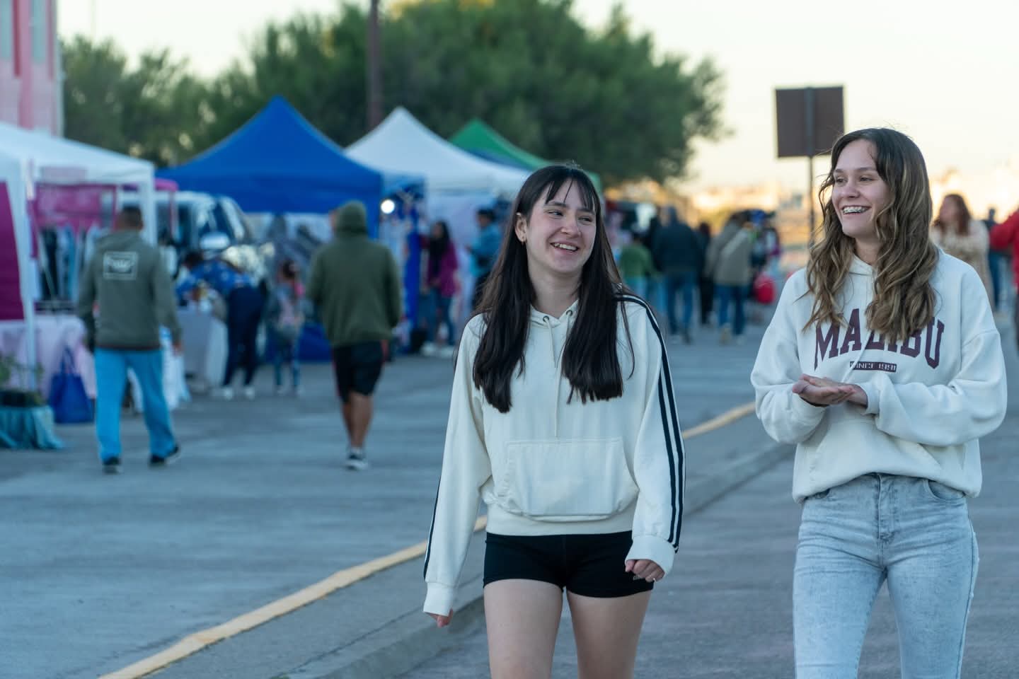 Exitosa convocatoria en Playa Unión con ferias, música y bienestar este fin de semana