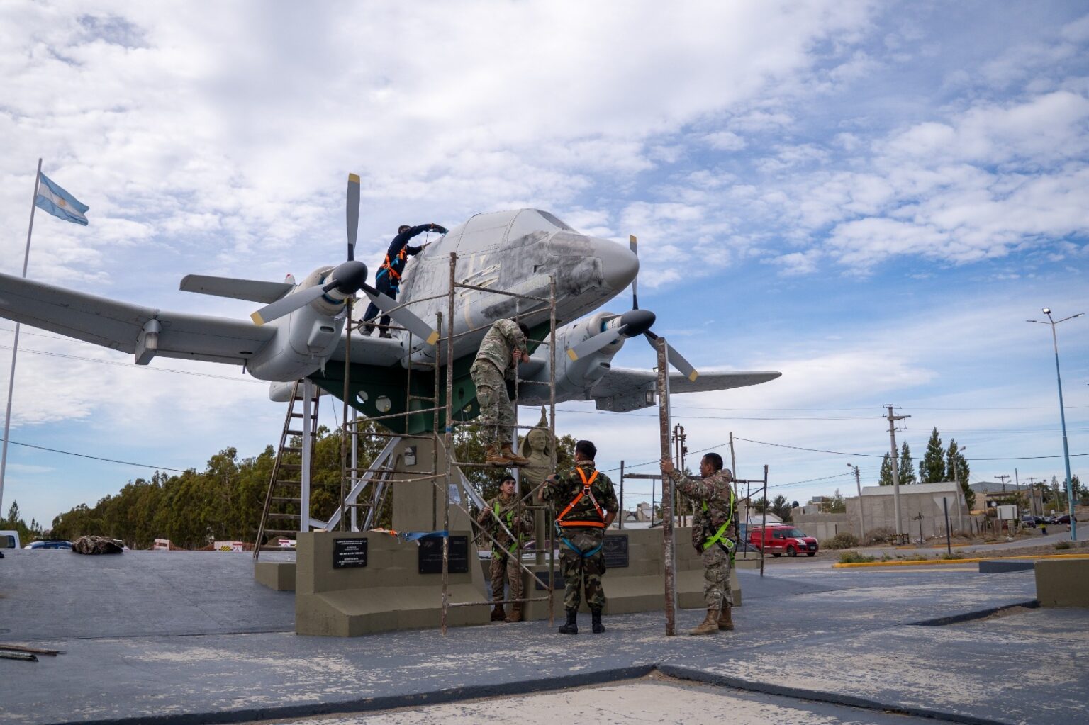 El Municipio Comodoro y la Fuerza Aérea acondicionan la Plazoleta Soldado Héctor Bordón