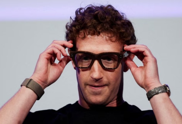 Adiós al smartphone: Mark Zuckerberg vaticina la fecha de su desaparición y presenta el dispositivo que lo reemplazará