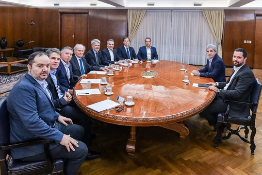 Luis Caputo se reunió con supermercadistas, quienes denunciaron «tasas abusivas»