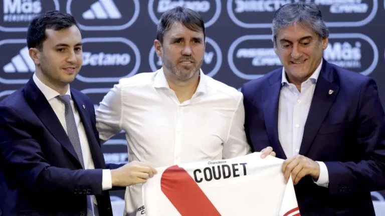 Coudet cruzó a Francescoli en su presentación: «Juré por cuatro pibes…» y desató risas en River