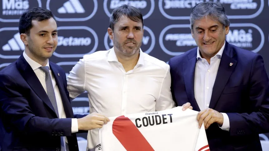 Coudet cruzó a Francescoli en su presentación: «Juré por cuatro pibes…» y desató risas en River