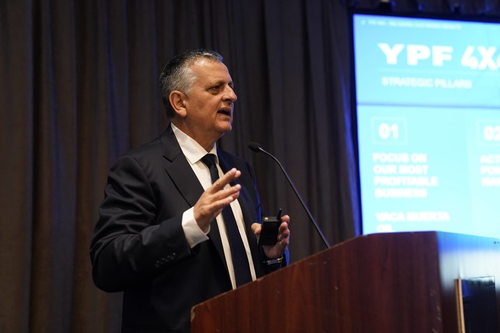 Argentina alcanza en 2026 su mayor producción petrolera en 28 años y va por el millón de barriles